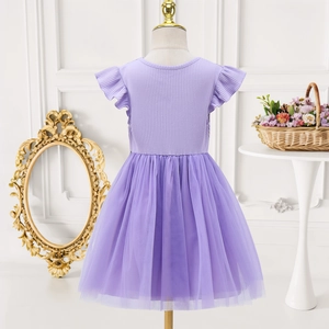 Detailansicht lila Mädchenkleid mit geripptem Oberteil und Tüllrock auf einer Schaufensterpuppe