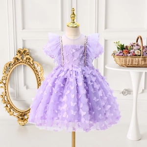 Détail de robe en tulle lavande avec papillons 3D et manches bouffantes sur mannequin