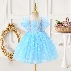 Détail d'une robe de princesse bleu clair avec papillons 3D et broderies fines