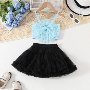 Détail de l'ensemble tutu pour fille avec haut floral bleu et jupe en tulle noir