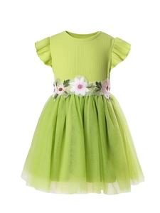 Detailansicht Mädchenkleid mit grünem Rippstrick-Oberteil und Blumenstickerei an der Taille