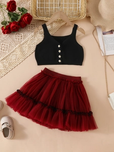 Completo bimba con canotta in maglia nera e gonna tutu in tulle bordeaux a strati