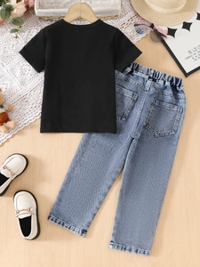 Ensemble d'été pour filles avec un t-shirt en coton noir et un jean en denim bleu clair