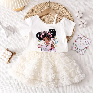 Détail de l'ensemble d'été fille avec jupe gâteau en tulle et t-shirt à imprimé dessin animé