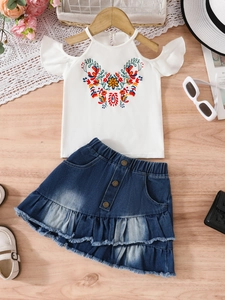 Set Abbigliamento Estivo per Bambine Top Bianco a Spalla Scoperta Con Ricami Floreali E Gonna in Denim Con Volant Plissettata