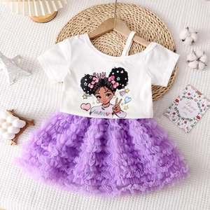 Tenue d'été pour fille avec T-shirt blanc imprimé et jupe tutu violette posée à plat