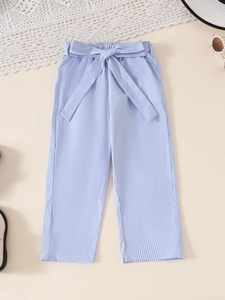 Ensemble d'été pour filles avec pantalon large rayé bleu et blanc et ceinture nœud