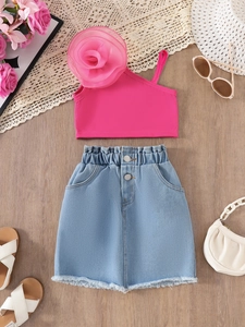 Ensemble d'été fille avec haut asymétrique à fleur rose et jupe en jean