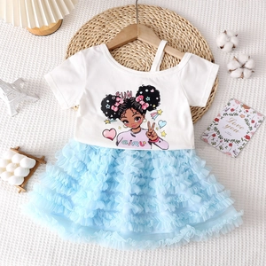 Détail d'ensemble été fille avec t-shirt imprimé dessin animé et jupe tutu en tulle bleu