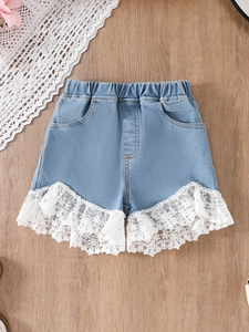 Short en jean bleu clair pour fille avec bordure en dentelle blanche et taille élastique