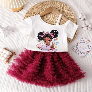 Détail du t-shirt blanc imprimé et de la jupe tutu rouge à plusieurs couches pour fille