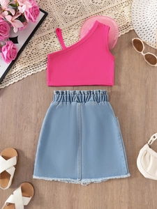 Tenue d'été fille avec haut rose à une épaule et jupe en jean à franges élégante