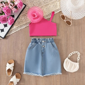 Détails du haut à une épaule fuchsia et de la jupe en jean effilochée pour fille