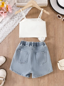 Mädchen Sommer-Set mit 3D-Blumen-Top und Schmetterling-Denim-Shorts auf Holzgrund