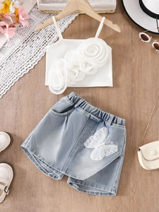 Mädchen Sommer 2-Teiliges Set Weißes 3D-Blumen-Trägertop Schmetterling Denim-Shorts Süßes Kleinkinder-Ferien-Outfit