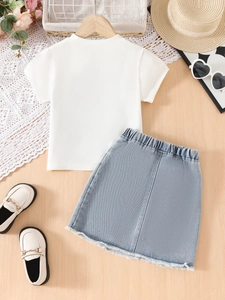 Meisjes zomer outfit set met wit katoenen t-shirt en lichtblauwe denim rok