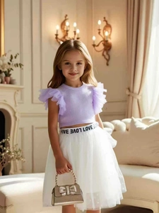 Dettaglio top a coste viola per bambina con volant in tulle e gonna in rete bianca