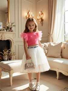 Completo estivo da bambina con canotta rosa e gonna tutù in tulle bianco a strati