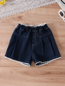 Detailansicht der Mädchen Jeans-Shorts in Dunkelblau mit weißem Spitzenbesatz und Gummibund