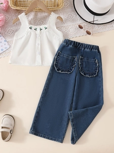 Ensemble d'été fille avec débardeur blanc brodé cerise et pantalon en jean bleu