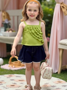 Sommerset für Mädchen mit Strick-Top und Jeans-Shorts mit dekorativen Spitzenbesatz