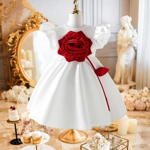 Detail eines weißen Prinzessinnenkleides mit großer roter 3D-Rose aus Satin und Puffärmeln