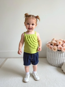 Sommer-Set für Kleinkinder mit grünem Strick-Top mit Rüschen und Jeans-Shorts