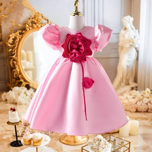 Detail eines rosa Satin-Prinzessinnenkleids mit großer 3D-Rose und Puffärmeln Design