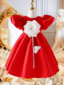 Elegantes rotes Prinzessinnenkleid für Mädchen mit großer weißer Blume und Puffärmeln