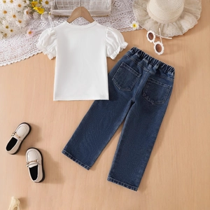 Tenue d'été fille avec t-shirt à manches bouffantes et jean en style décontracté