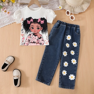 Détail d'un T-shirt blanc pour filles et d'un jean avec applications de marguerites en 3D