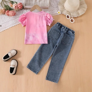 T-shirt tie-dye rose à manches bouffantes et jean bleu pour fille sur bois
