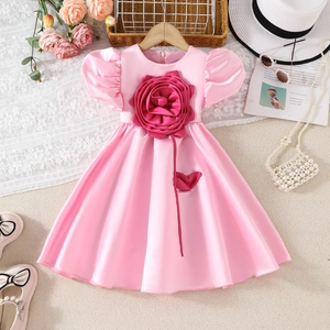 Rosa Satin-Prinzessinnenkleid mit großer 3D-Rose und Puffärmeln auf gewebtem Hintergrund