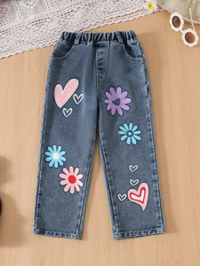 Pantalon en jean bleu pour filles avec motifs fleurs et cœurs colorés en vue à plat