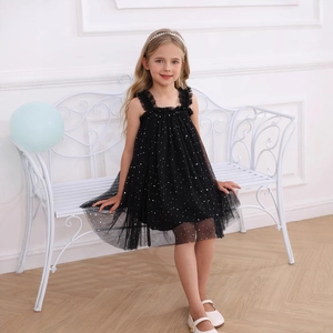 Dettagli dell'abito in tulle nero per bambine con paillettes argento e volant