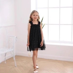 Dettaglio dell'abito da principessa in tulle nero per bambina con paillettes e volant