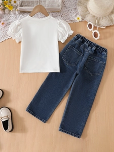 Ensemble d'été fille avec t-shirt blanc à manches bouffantes et jean bleu foncé