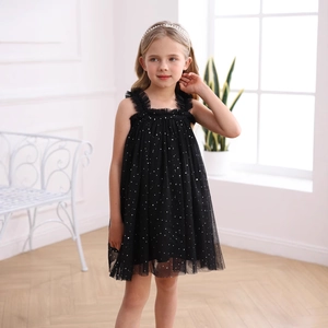 Dettaglio dell'abito da principessa in tulle nero con paillettes argento e spalline a balze