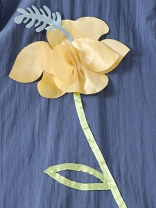 Abito estivo blu navy per bambina con fiore di seta 3D giallo e dettagli di foglie
