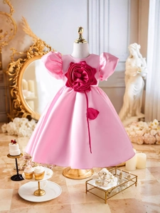 Rosa Prinzessinnenkleid für Mädchen mit großer 3D-Rose und Satin-Puffärmeln