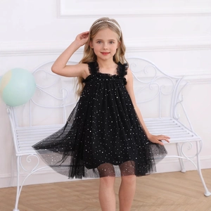 Dettaglio vestito in tulle nero per bambina con pois bianchi e spalline in pizzo