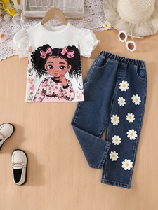 Tenue d'été pour filles avec t-shirt dessin animé et jean à marguerites sur fond bois
