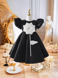 Elegantes Mädchenfestkleid in Schwarz-Weiß mit 3D-Rose und bauschigen Ärmeln