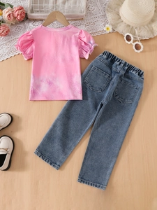 Ensemble fille avec t-shirt tie-dye rose à manches bouffantes et pantalon en jean bleu