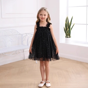 Dettaglio dell'abito in tulle nero da bambina con paillettes argento e volant spalla