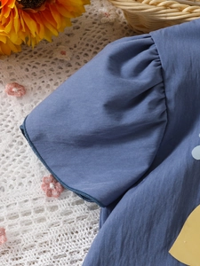 Abito estivo in cotone blu per bambina con maniche a sbuffo e decoro di girasoli