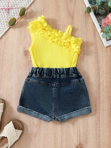 Ensemble d'été pour filles avec haut jaune à volant asymétrique et short en jean
