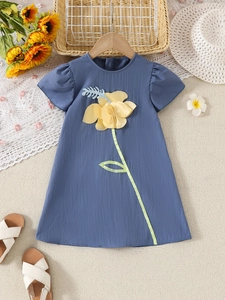 Abito estivo blu per bambina con applicazione floreale gialla su sfondo intrecciato