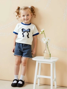 Mädchen Sommer-Set mit weißem Kontrast-T-Shirt mit Schleifenprint und Denim-Shorts