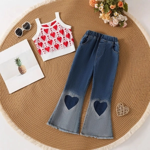 Detail von Mädchen-Strickweste mit Herzmustern und passender Herz-Patch-Jeanshose